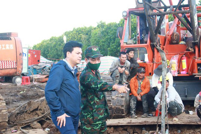 Chùm ảnh: 11 ngày đêm nỗ lực đưa bé trai lọt vào trụ bê-tông ở Đồng Tháp lên mặt đất - Ảnh 11.