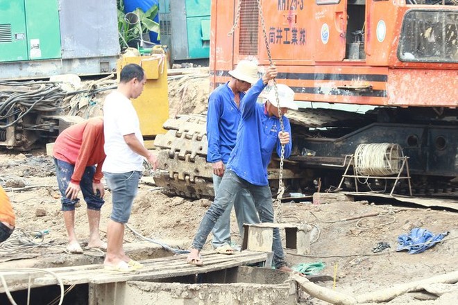 Chùm ảnh: 11 ngày đêm nỗ lực đưa bé trai lọt vào trụ bê-tông ở Đồng Tháp lên mặt đất - Ảnh 26.