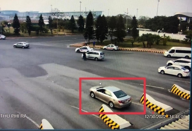 Ch&acirc;n dung t&agrave;i xế taxi d&ugrave; chặt ch&eacute;m gia đ&igrave;nh du kh&aacute;ch Nhật Bản ở Nội B&agrave;i - Ảnh 2.