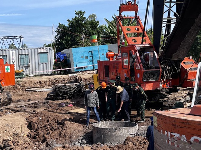 Chùm ảnh: 11 ngày đêm nỗ lực đưa bé trai lọt vào trụ bê-tông ở Đồng Tháp lên mặt đất - Ảnh 6.