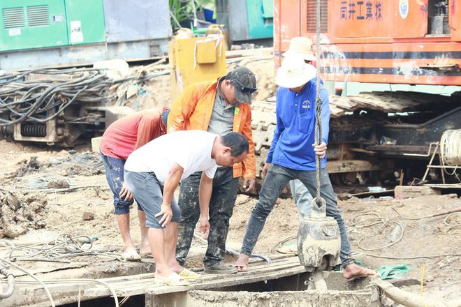 Chùm ảnh: 11 ngày đêm nỗ lực đưa bé trai lọt vào trụ bê-tông ở Đồng Tháp lên mặt đất - Ảnh 25.