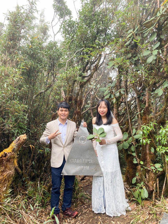Nên duyên nhờ mê du lịch, cặp đôi chinh phục 12 đỉnh núi cao nhất Việt Nam, chụp bộ ảnh cưới độc đáo - Ảnh 3.