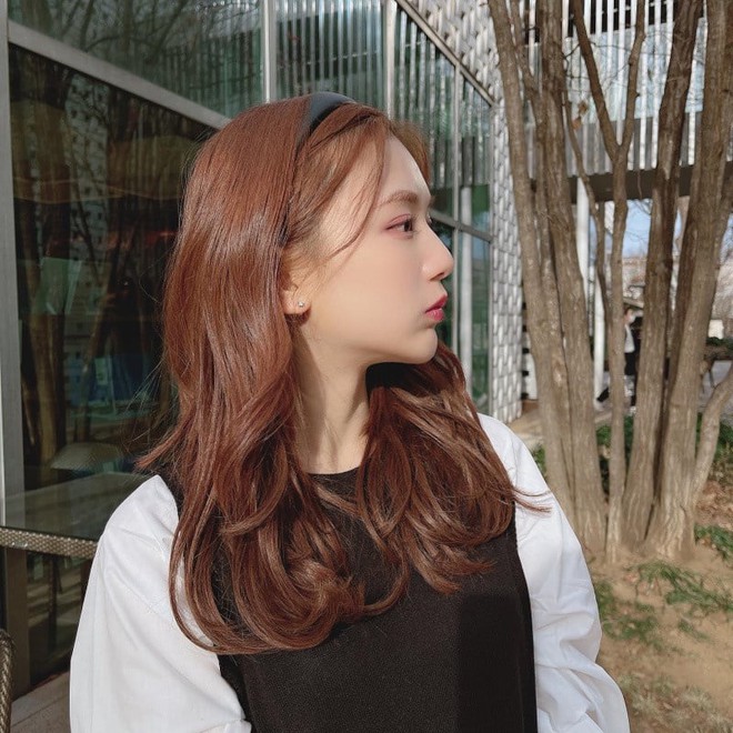 Học gái Hàn nhuộm tóc màu caramel không cần tẩy để makeup đơn giản vẫn  xinh, diện đồ là "auto" trừ tuổi