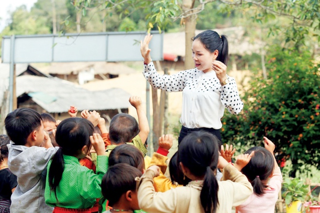 Thầy cô vùng cao ngậm ngùi nhận thưởng Tết bằng cân gạo, con gà - Ảnh 1.