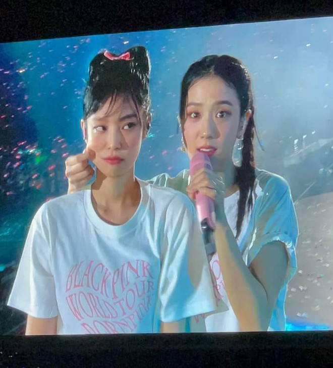 Jennie tại concert Th&aacute;i Lan: Gấp 10 điểm visual với kiểu makeup tươi tắn, kh&eacute;o l&eacute;o diện đồ local brand nịnh fan - Ảnh 4.