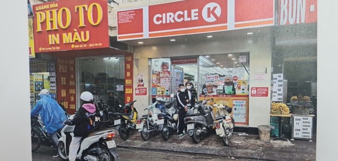 Bắt giam kẻ cầm dao đi cướp t&agrave;i sản tại 4 cửa h&agrave;ng tiện lợi trong một đ&ecirc;m - Ảnh 3.