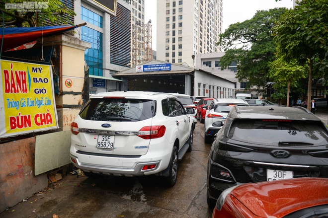 Hà Nội: Ô tô xếp hàng dài, chờ hơn 8 giờ đồng hồ vẫn chưa đến lượt đăng kiểm - Ảnh 1.