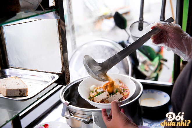 Tràn ngập đồ ăn ngon tại hẻm ăn uống 284 Lê Văn Sỹ, nơi có xe tàu hũ đường mật nức tiếng một thời - Ảnh 2.