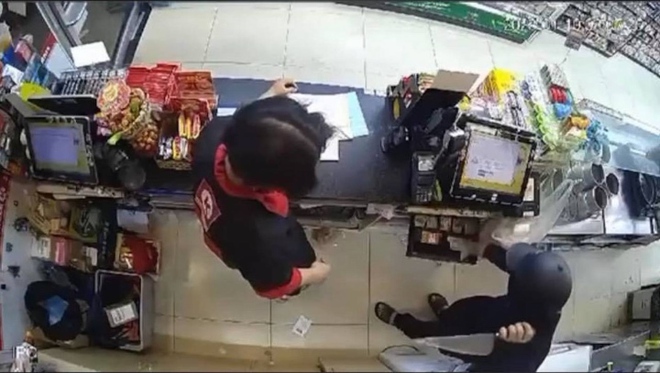 Bắt giam kẻ cầm dao đi cướp t&agrave;i sản tại 4 cửa h&agrave;ng tiện lợi trong một đ&ecirc;m - Ảnh 1.