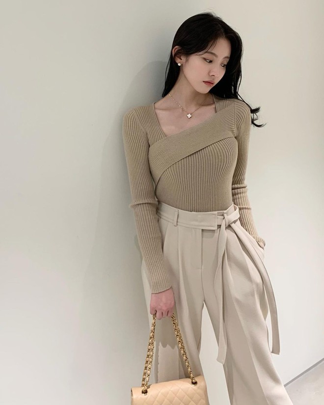 4 c&aacute;ch diện &aacute;o len gọn g&agrave;ng v&agrave; t&ocirc;n d&aacute;ng - Ảnh 5.