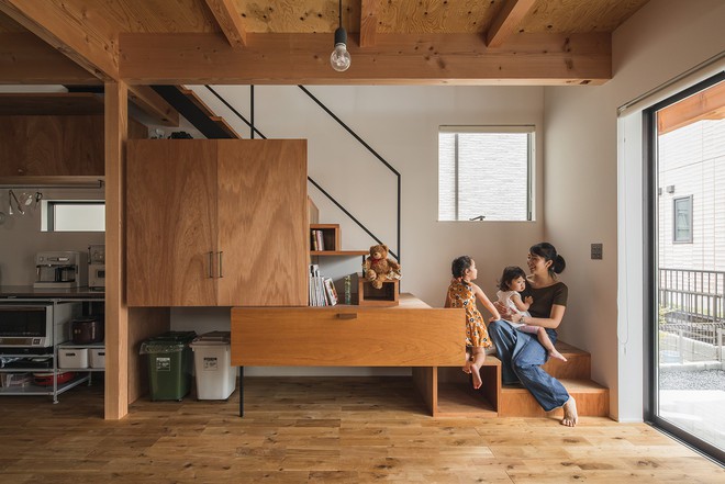 Gia đ&igrave;nh c&oacute; 3 con nhỏ sống thoải m&aacute;i trong ng&ocirc;i nh&agrave; phố chật hẹp nhờ thiết kế th&ocirc;ng minh - Ảnh 3.
