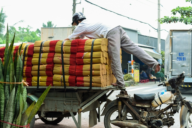 Làng nhang lâu đời ở TP.HCM rực sắc đỏ vào vụ Tết Quý Mão 2023 - Ảnh 11.