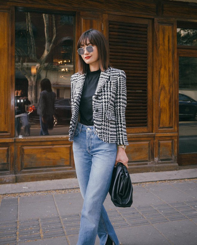 5 kiểu &aacute;o kho&aacute;c s&agrave;nh điệu để diện c&ugrave;ng quần jeans - Ảnh 1.