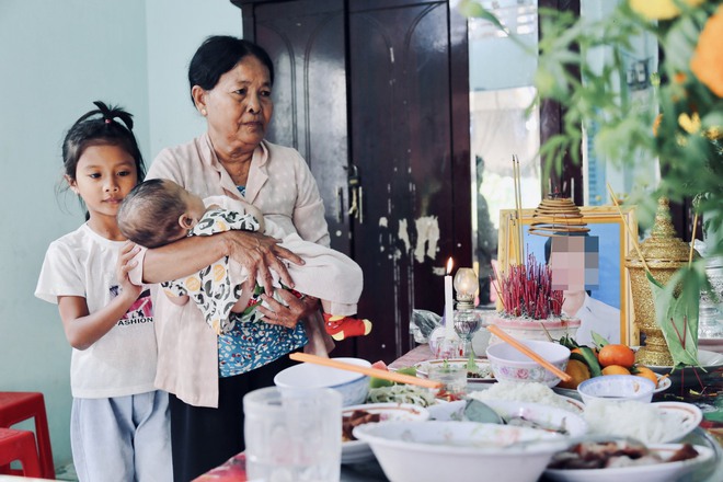 Cha bỏ, mẹ qua đời trước Tết, b&agrave; ngoại t&iacute;nh cho b&eacute; trai 5 th&aacute;ng tuổi v&igrave; kh&ocirc;ng đủ khả năng nu&ocirc;i dưỡng - Ảnh 1.