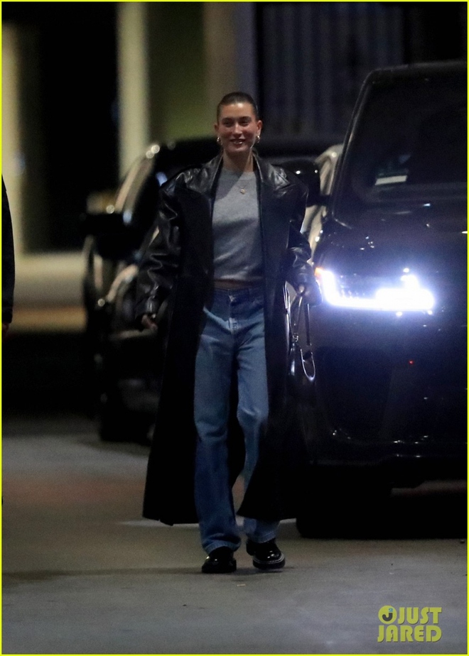 Justin Bieber mặc đồ luộm thuộm đi ăn tối c&ugrave;ng vợ - Ảnh 7.