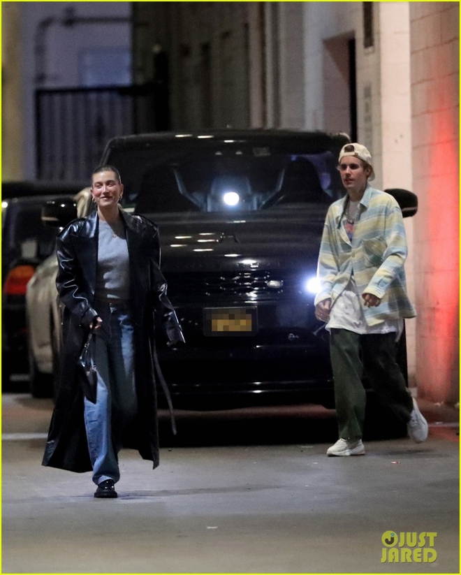 Justin Bieber mặc đồ luộm thuộm đi ăn tối c&ugrave;ng vợ - Ảnh 5.