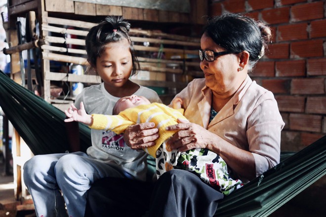 Cha bỏ, mẹ qua đời trước Tết, b&agrave; ngoại t&iacute;nh cho b&eacute; trai 5 th&aacute;ng tuổi v&igrave; kh&ocirc;ng đủ khả năng nu&ocirc;i dưỡng - Ảnh 6.