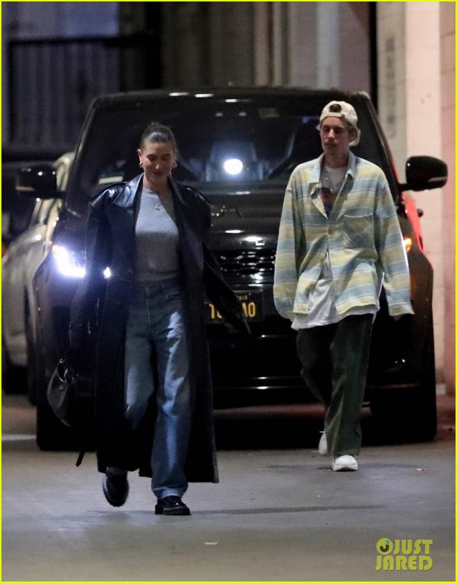 Justin Bieber mặc đồ luộm thuộm đi ăn tối c&ugrave;ng vợ - Ảnh 4.