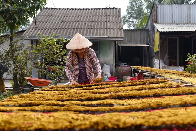 Làng nhang lâu đời ở TP.HCM rực sắc đỏ vào vụ Tết Quý Mão 2023 - Ảnh 8.