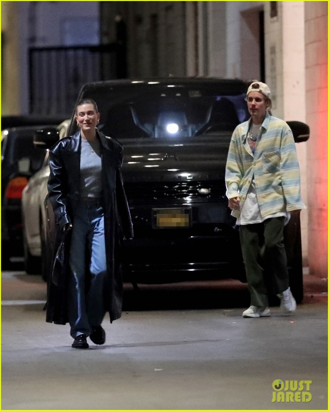 Justin Bieber mặc đồ luộm thuộm đi ăn tối c&ugrave;ng vợ - Ảnh 3.