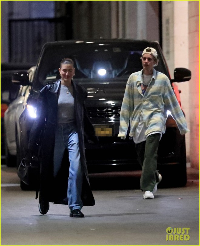 Justin Bieber mặc đồ luộm thuộm đi ăn tối c&ugrave;ng vợ - Ảnh 2.