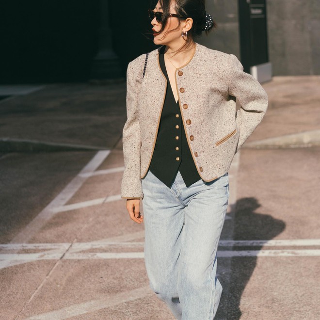 5 kiểu &aacute;o kho&aacute;c s&agrave;nh điệu để diện c&ugrave;ng quần jeans - Ảnh 3.