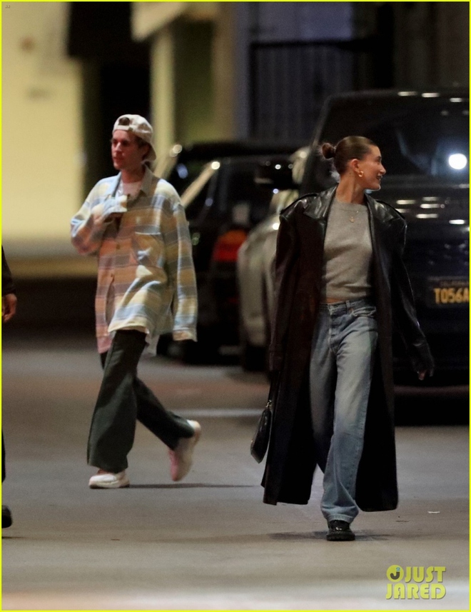 Justin Bieber mặc đồ luộm thuộm đi ăn tối c&ugrave;ng vợ - Ảnh 1.