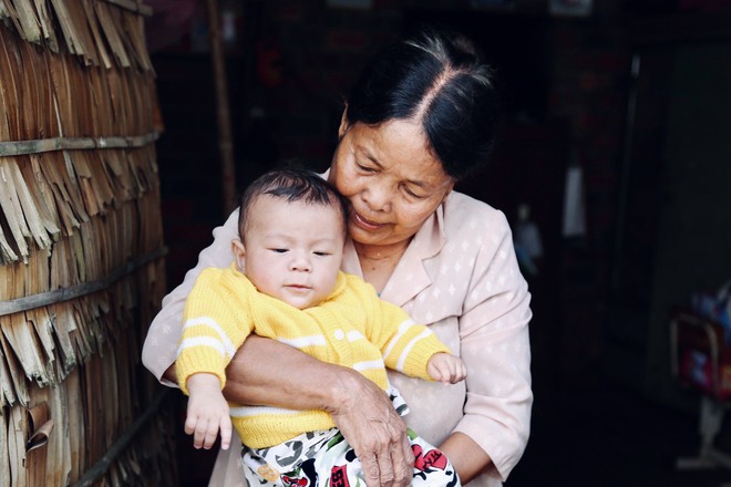 Cha bỏ, mẹ qua đời trước Tết, bà ngoại tính cho bé trai 5 tháng tuổi vì không đủ khả năng nuôi dưỡng - Ảnh 3.