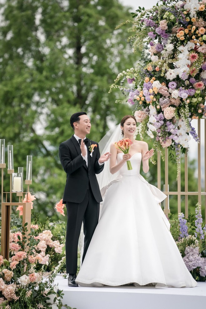 Mãn nhãn trước năm 2022 ngập hoa tươi của dàn sao xứ Hàn: Son Ye Jin - Hyun Bin hoàn thành chỉ tiêu trong 1 năm, Jiyeon có lễ cưới như mơ - Ảnh 8.