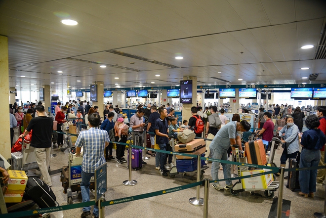 H&agrave;nh kh&aacute;ch xếp h&agrave;ng d&agrave;i tại s&acirc;n bay T&acirc;n Sơn Nhất để về qu&ecirc; đ&oacute;n Tết - Ảnh 7.