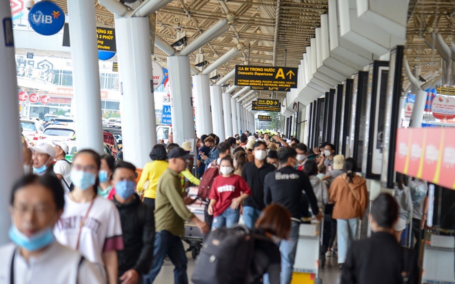 Hành khách xếp hàng…