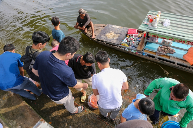 Người dân TP.HCM chi hàng triệu đồng mua cá chép phóng sinh tiễn ông Táo - Ảnh 4.