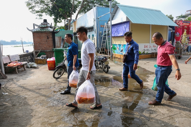 Người dân TP.HCM chi hàng triệu đồng mua cá chép phóng sinh tiễn ông Táo - Ảnh 3.