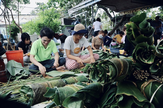 Hàng trăm bạn trẻ Sài Gòn cùng nhau thổi lửa, nấu 2.000 bánh chưng tặng người vô gia cư, trẻ em nghèo ăn Tết - Ảnh 6.