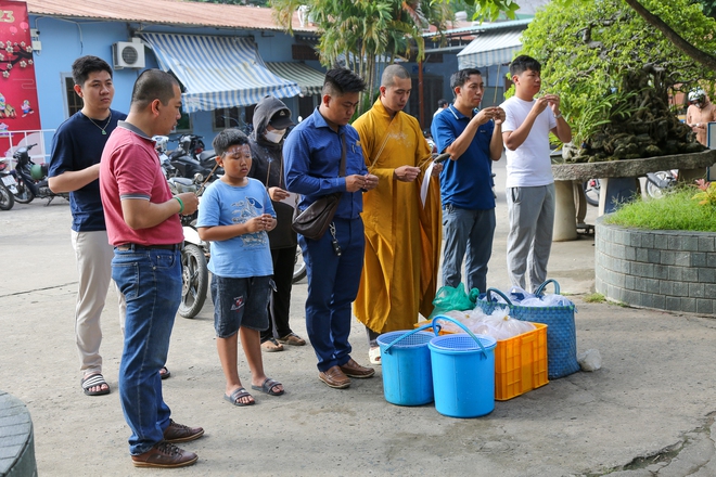 Người dân TP.HCM chi hàng triệu đồng mua cá chép phóng sinh tiễn ông Táo - Ảnh 1.