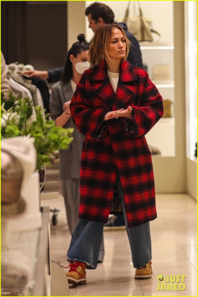 Jennifer Lopez giản dị đi mua sắm sau đám cưới lần 4 - Ảnh 6.