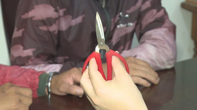 Bắt giữ 2 đối tượng giả danh c&ocirc;ng an để cướp t&agrave;i sản - Ảnh 2.