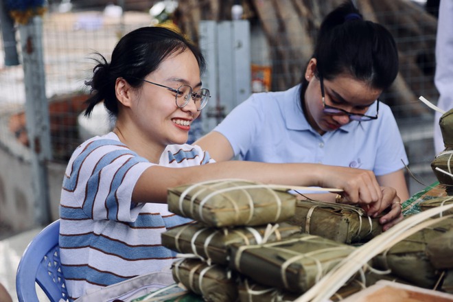 Hàng trăm bạn trẻ Sài Gòn cùng nhau thổi lửa, nấu 2.000 bánh chưng tặng người vô gia cư, trẻ em nghèo ăn Tết - Ảnh 17.