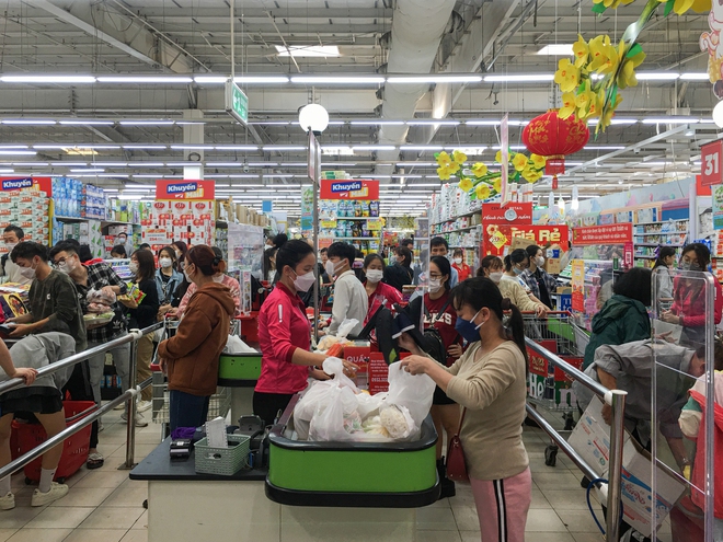 Người dân chen chân trong các siêu thị chiều 23 Tết, shipper cũng nhận “đi chợ hộ” cho khách - Ảnh 5.