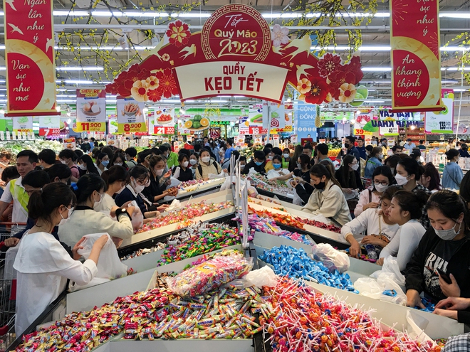 Người dân chen chân trong các siêu thị chiều 23 Tết, shipper cũng nhận “đi chợ hộ” cho khách - Ảnh 3.