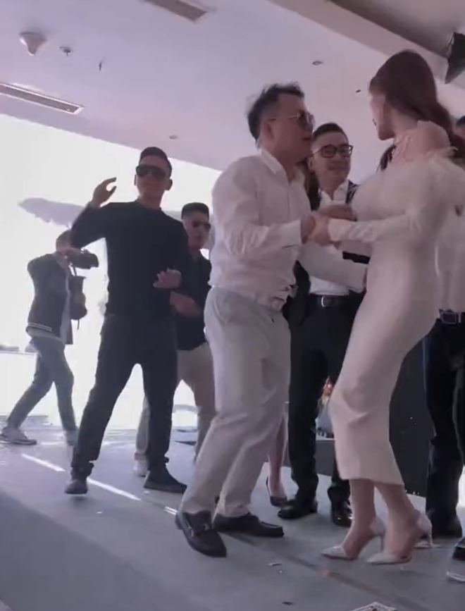 Shark Bình đưa Phương Oanh dự tiệc công ty, nhảy cùng nhau thân mật - Ảnh 5.