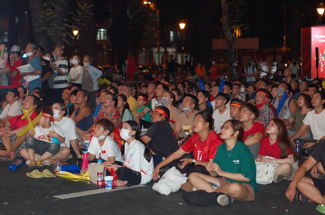 Du khách nước ngoài thích thú trải nghiệm văn hóa bóng đá đường phố ở TP.HCM - Ảnh 4.