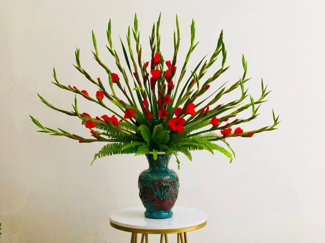 Mẹo gi&uacute;p hoa lay ơn cong mềm mại, nở rộ đ&uacute;ng Tết - Ảnh 10.