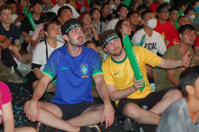Du khách nước ngoài thích thú trải nghiệm văn hóa bóng đá đường phố ở TP.HCM - Ảnh 3.