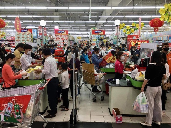 Xếp h&agrave;ng d&agrave;i chờ thanh to&aacute;n l&uacute;c 22 giờ đ&ecirc;m tại c&aacute;c si&ecirc;u thị, TTTM ở H&agrave; Nội những ng&agrave;y cận Tết - Ảnh 3.
