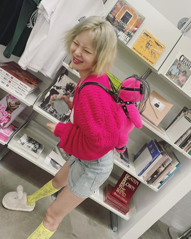 Hyuna hồn nhiên đeo ba lô gợi nhớ bộ ảnh tai tiếng của Balenciaga, thổi bùng cơn phẫn nộ trong netizen - Ảnh 1.