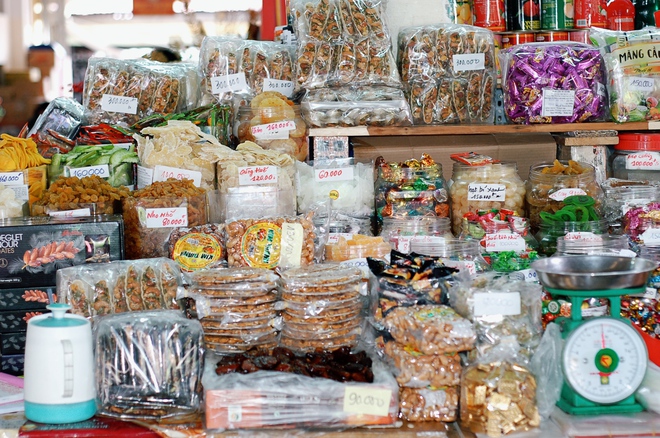 Chợ B&igrave;nh T&acirc;y tấp nập người ra v&agrave;o dịp Tết, tiểu thương vẫn tiếc h&ugrave;i hụi cảnh đ&ocirc;ng đ&uacute;c nhiều năm trước - Ảnh 9.