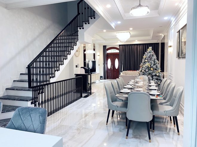 Dọn nh&agrave; đ&oacute;n Tết: C&aacute;ch l&agrave;m sạch ghế da m&agrave;u s&aacute;ng từ vợ chồng trẻ ở TP.HCM - Ảnh 2.