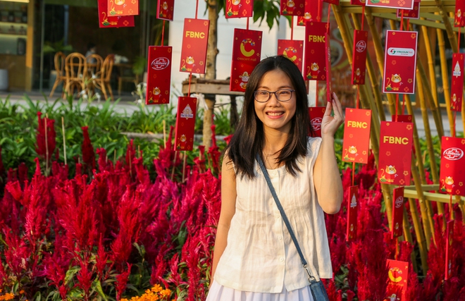 Diện áo dài Tết chụp ảnh cùng chú mèo neko khổng lồ tại đường hoa Phú Mỹ Hưng - Ảnh 7.
