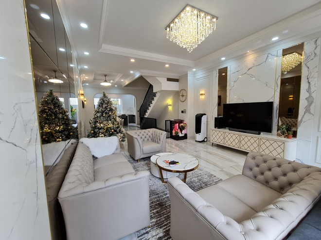 Dọn nh&agrave; đ&oacute;n Tết: C&aacute;ch l&agrave;m sạch ghế da m&agrave;u s&aacute;ng từ vợ chồng trẻ ở TP.HCM - Ảnh 1.